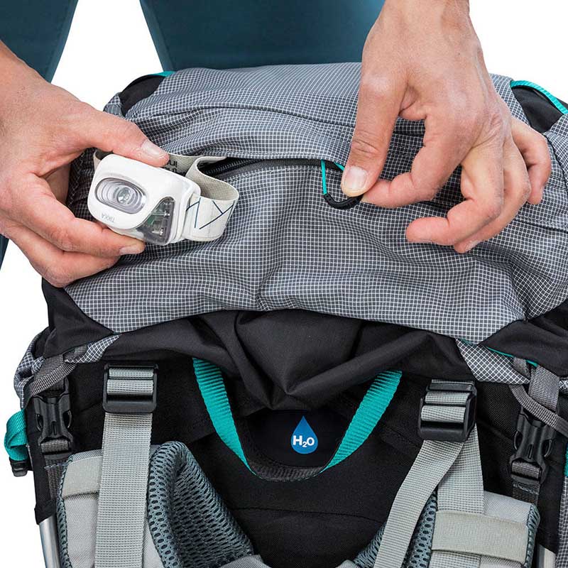 Bolso de capuz com z&iacute;per de f&aacute;cil acesso
